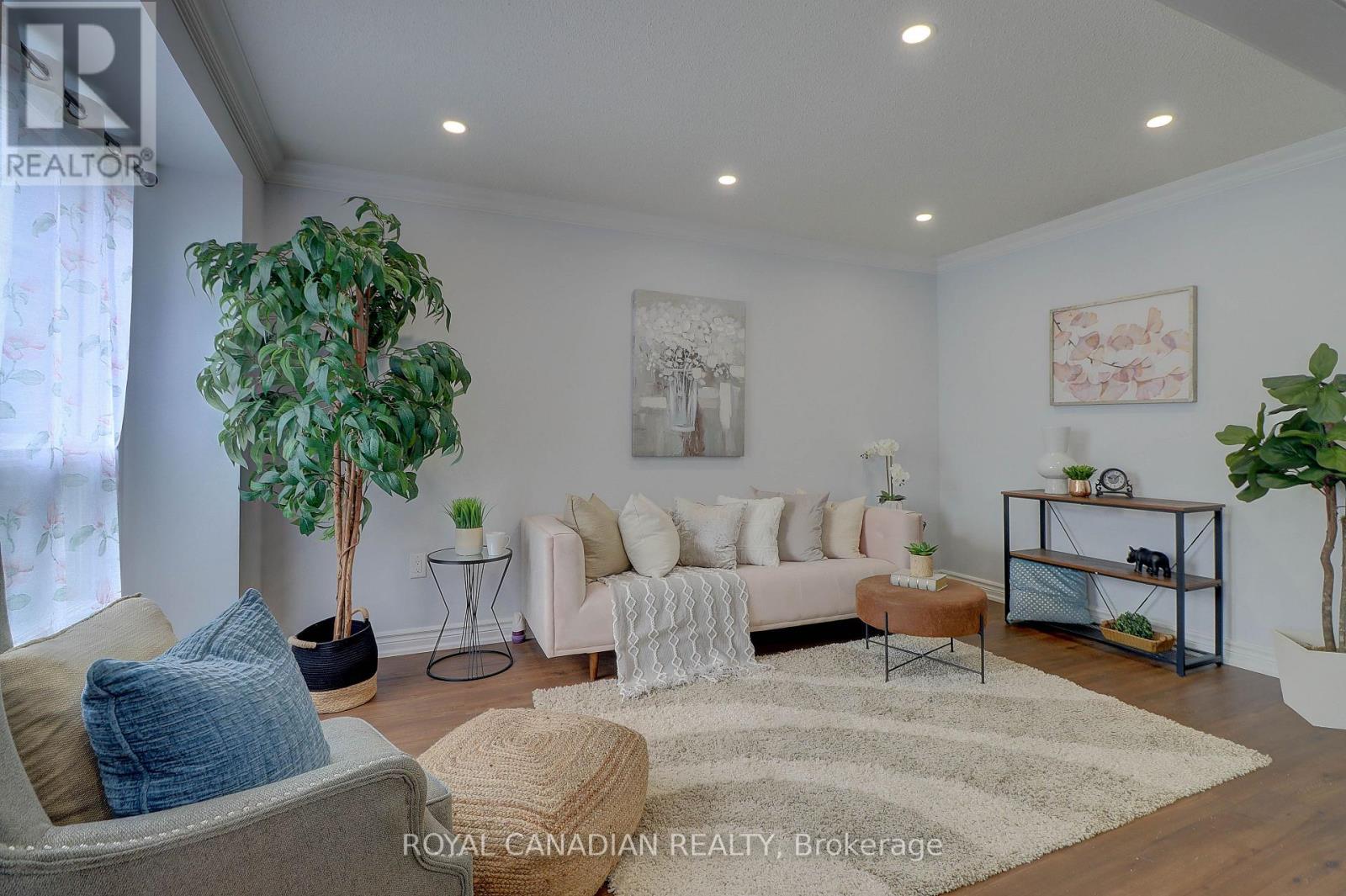 40 Doncaster Crescent, Clarington, ON - Indoor Photo Showing Living Room