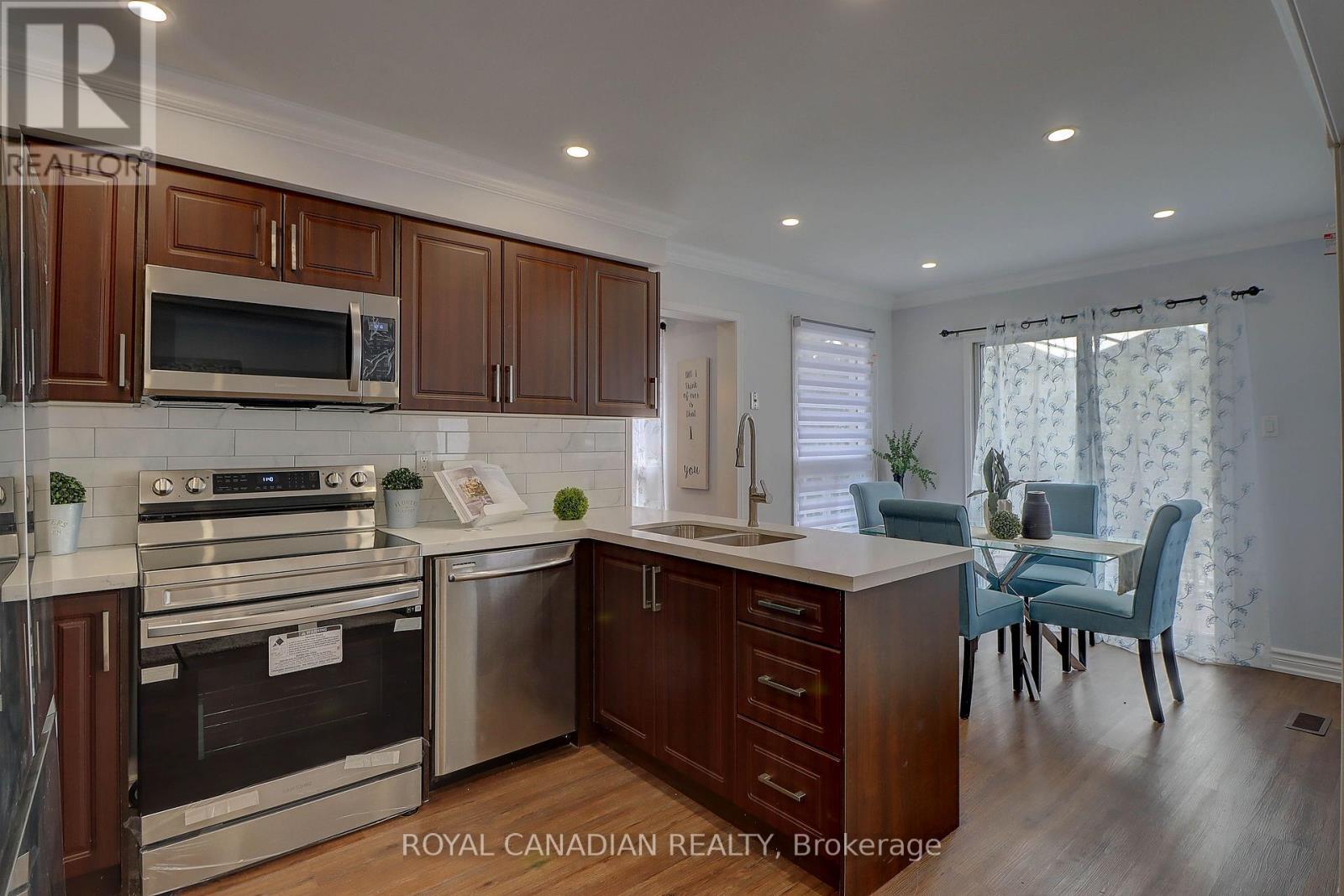 40 Doncaster Crescent, Clarington, ON - Indoor Photo Showing Kitchen With Double Sink