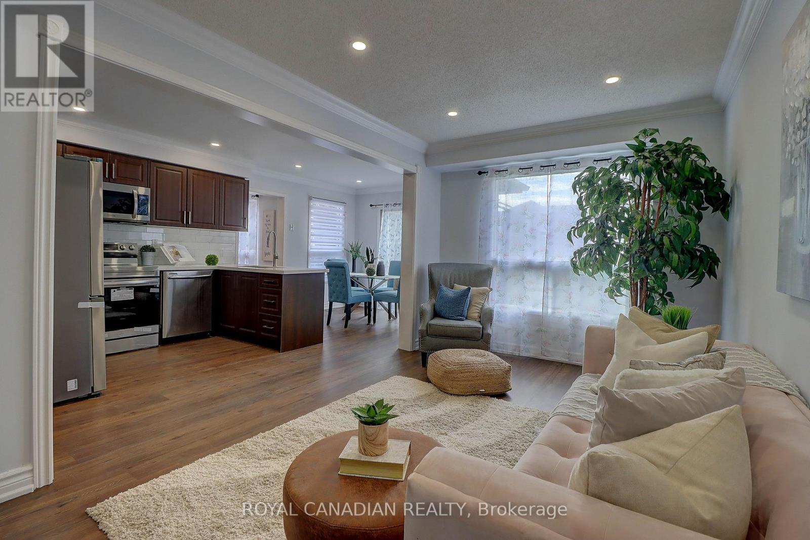 40 Doncaster Crescent, Clarington, ON - Indoor Photo Showing Living Room