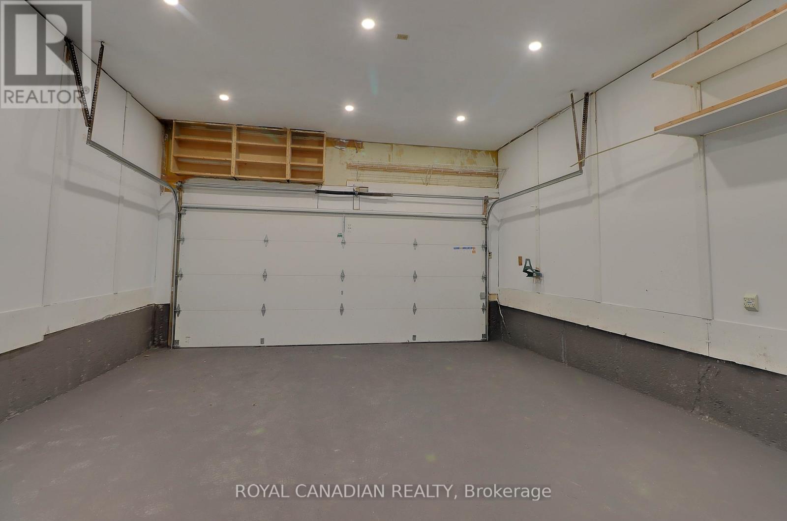40 Doncaster Crescent, Clarington, ON - Indoor Photo Showing Garage