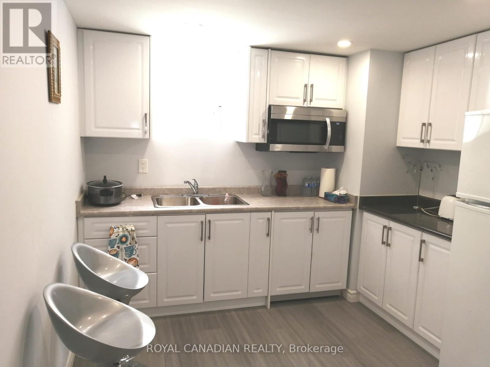 40 Doncaster Crescent, Clarington, ON - Indoor Photo Showing Kitchen With Double Sink