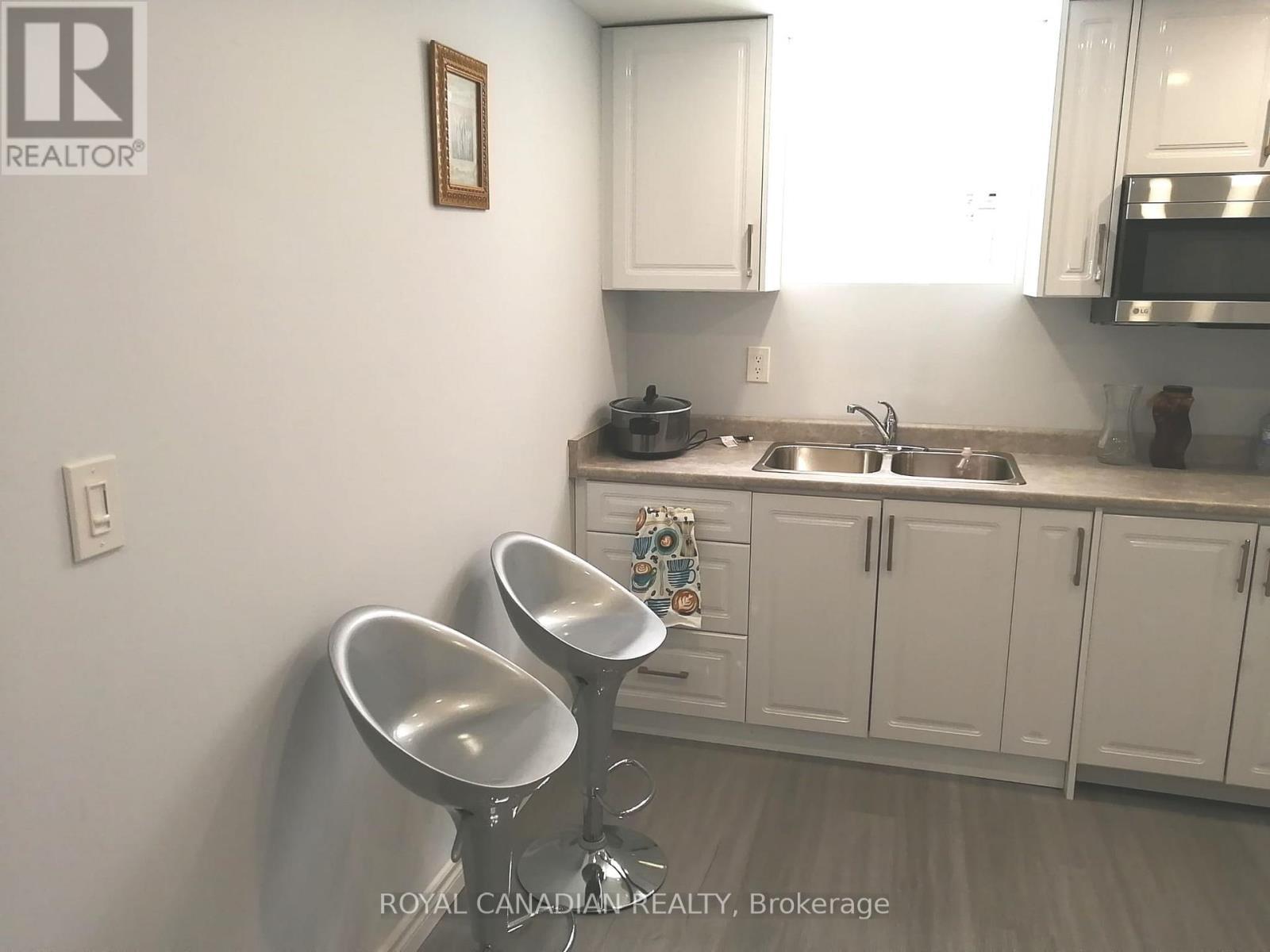 40 Doncaster Crescent, Clarington, ON - Indoor Photo Showing Kitchen With Double Sink