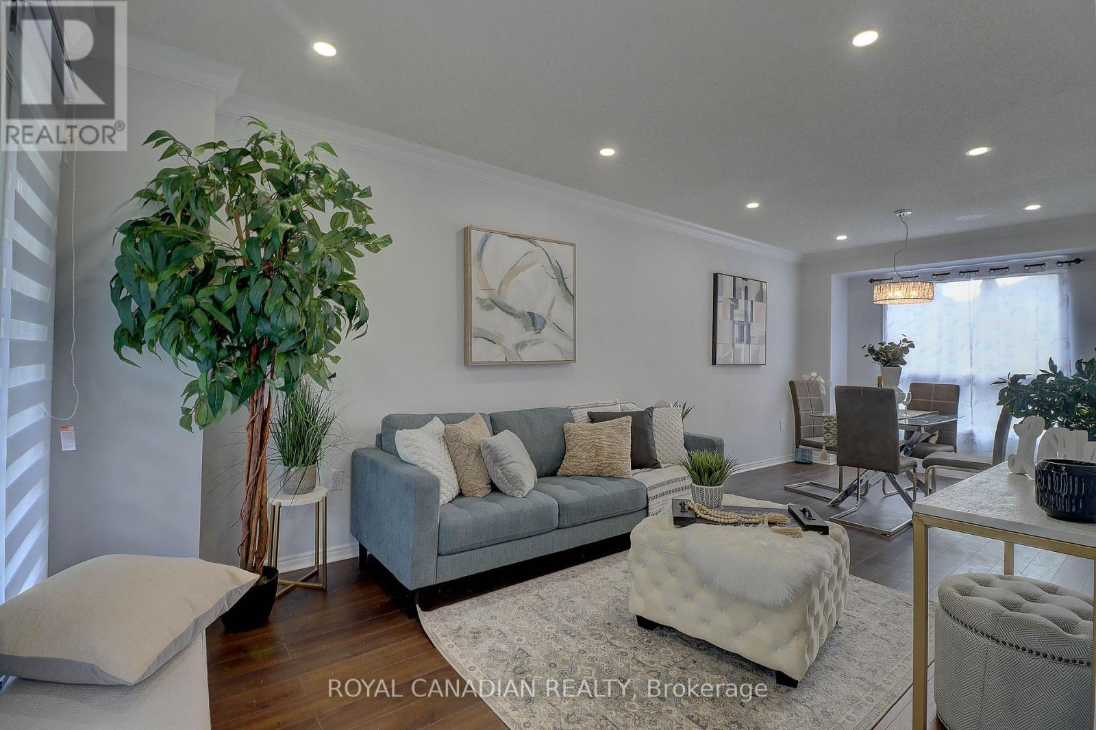 40 Doncaster Crescent, Clarington, ON - Indoor Photo Showing Living Room