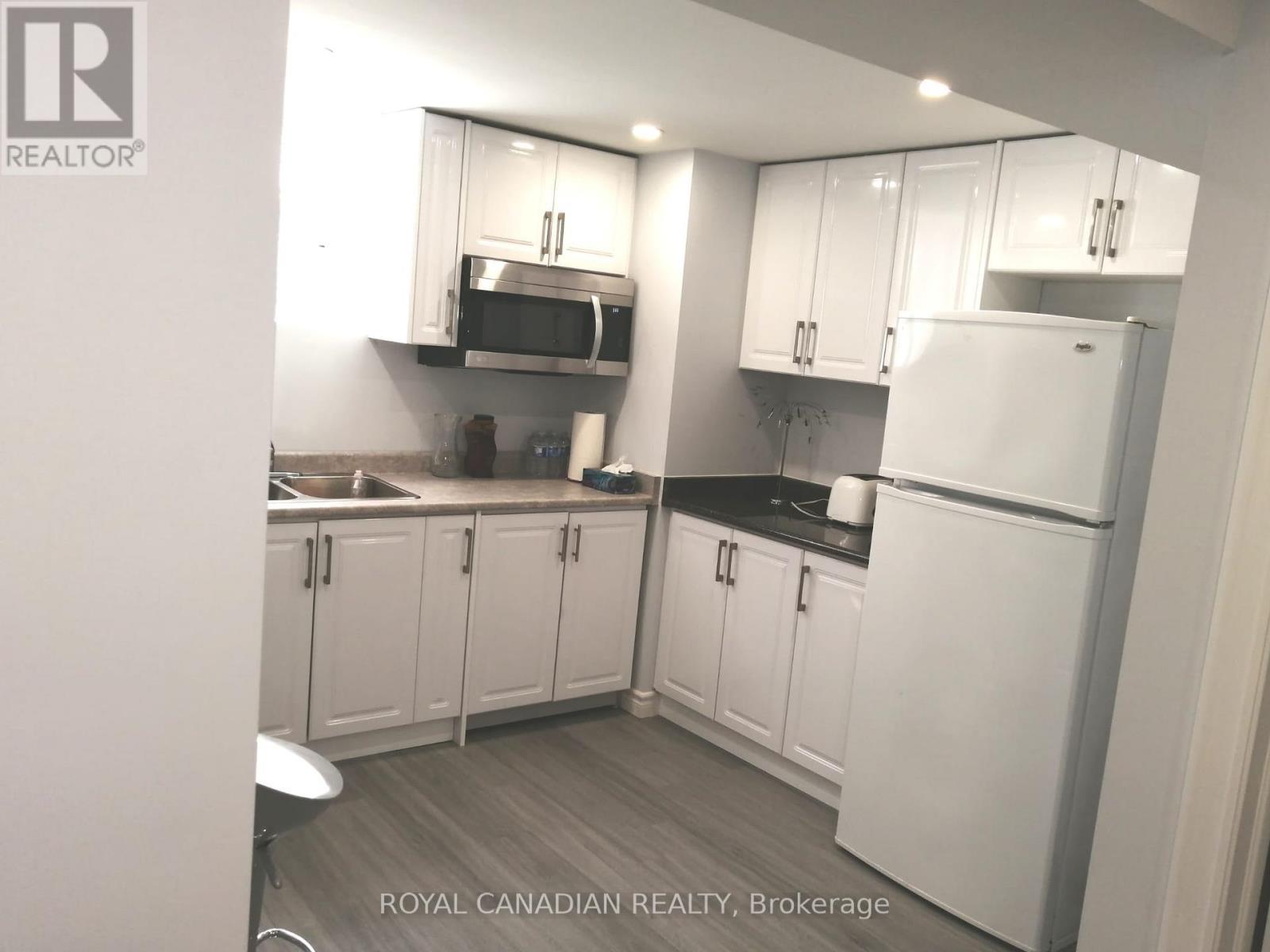 40 Doncaster Crescent, Clarington, ON - Indoor Photo Showing Kitchen