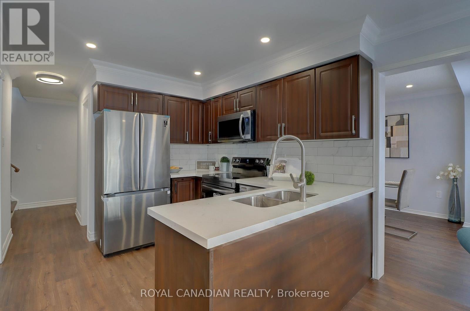 40 Doncaster Crescent, Clarington, ON - Indoor Photo Showing Kitchen With Double Sink