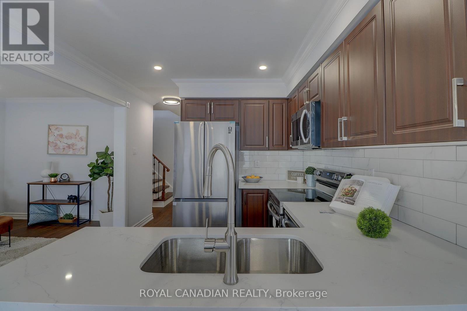 40 Doncaster Crescent, Clarington, ON - Indoor Photo Showing Kitchen With Double Sink
