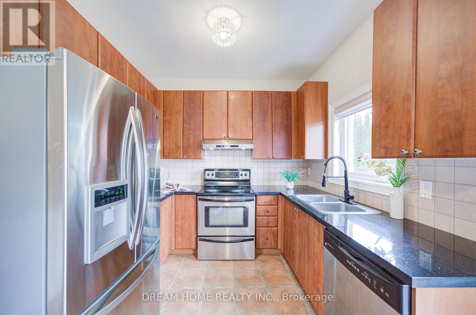 172 Tom Taylor Crescent, Newmarket, ON - Indoor Photo Showing Kitchen With Stainless Steel Kitchen With Double Sink