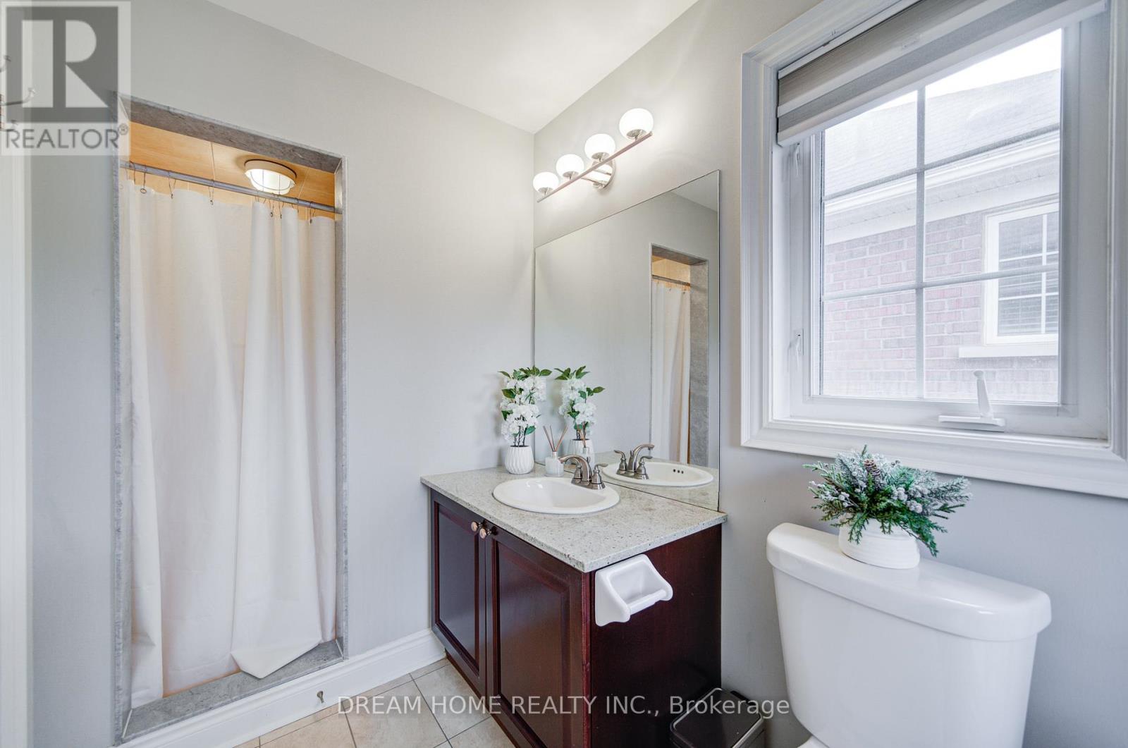 172 Tom Taylor Crescent, Newmarket, ON - Indoor Photo Showing Bathroom