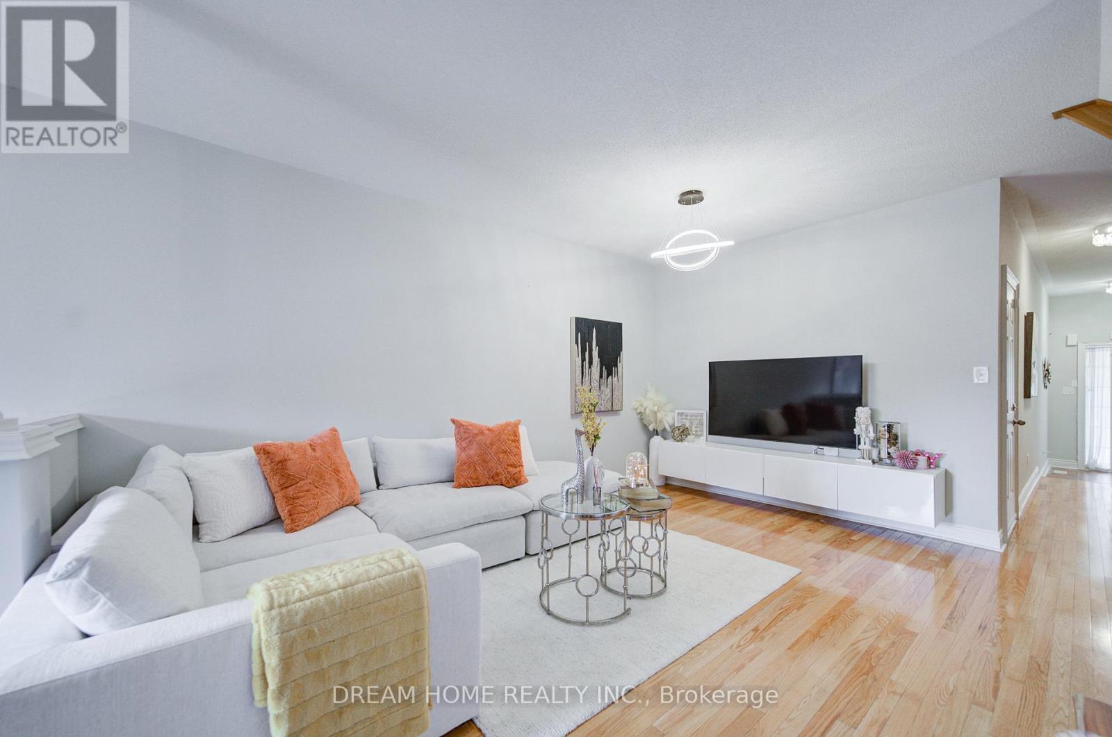 172 Tom Taylor Crescent, Newmarket, ON - Indoor Photo Showing Living Room