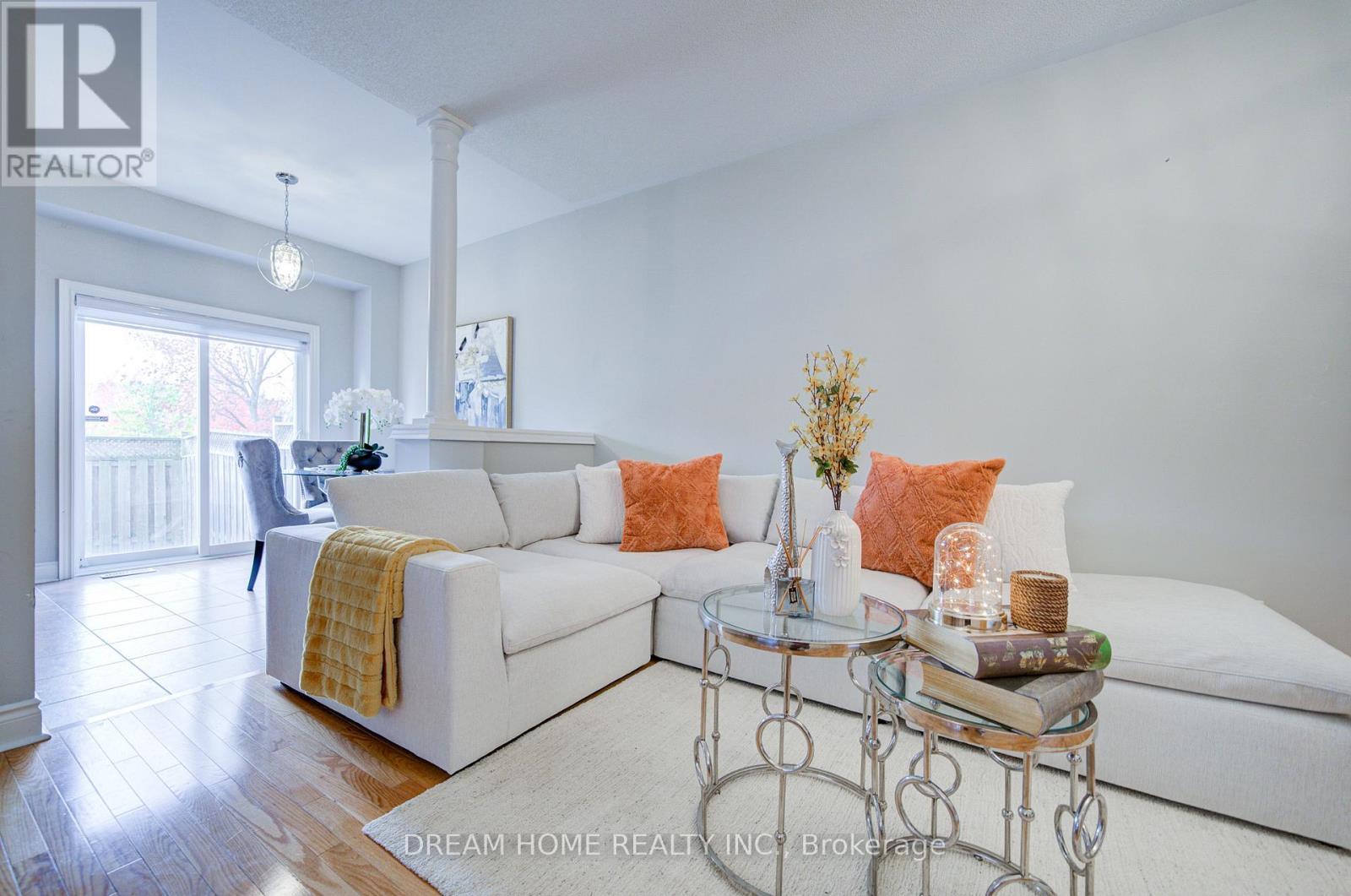 172 Tom Taylor Crescent, Newmarket, ON - Indoor Photo Showing Living Room