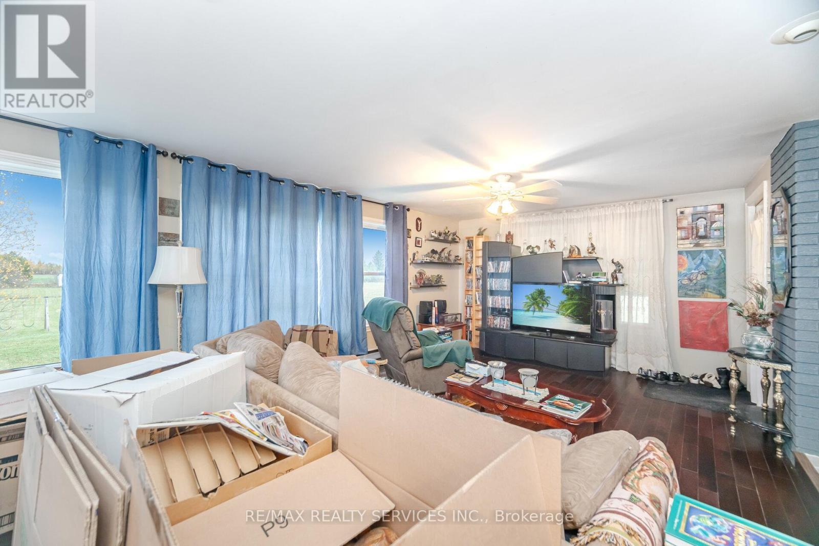 764059 240 Side Road, Melancthon, ON - Indoor Photo Showing Living Room