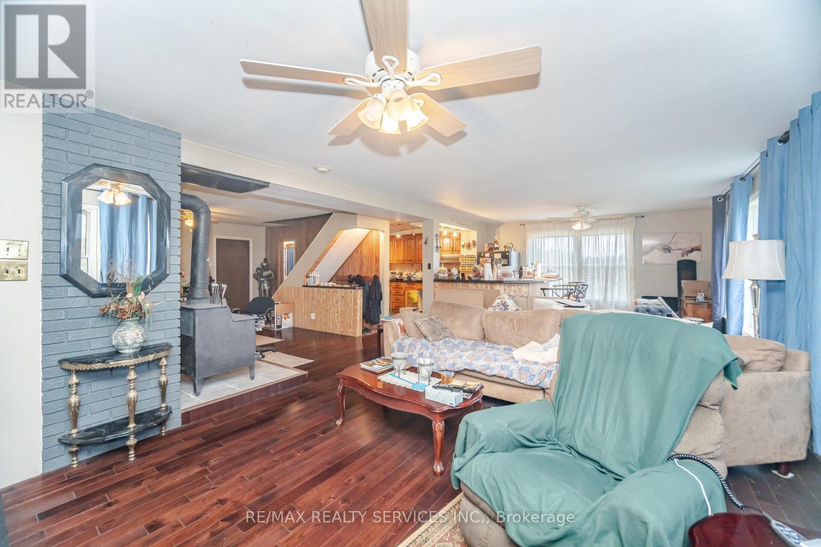 764059 240 Side Road, Melancthon, ON - Indoor Photo Showing Living Room