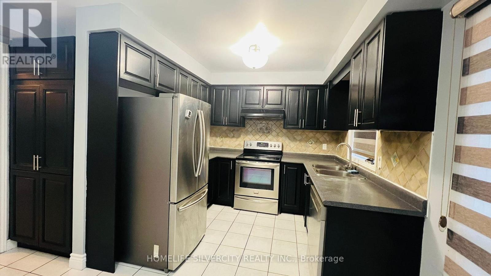7 Bison Run Road, Brampton, ON - Indoor Photo Showing Kitchen With Double Sink