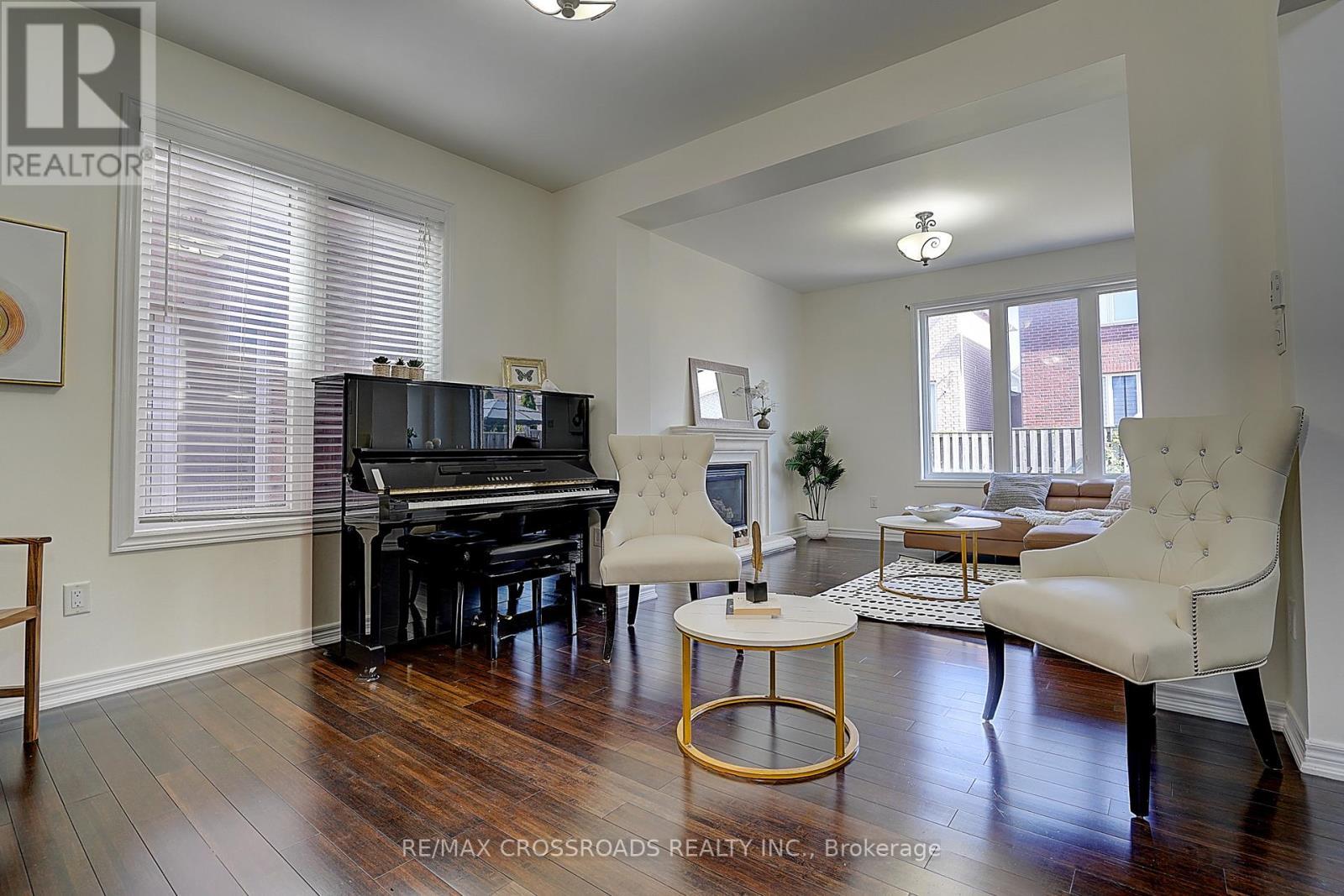 106 Milos Road, Richmond Hill, ON - Indoor Photo Showing Living Room