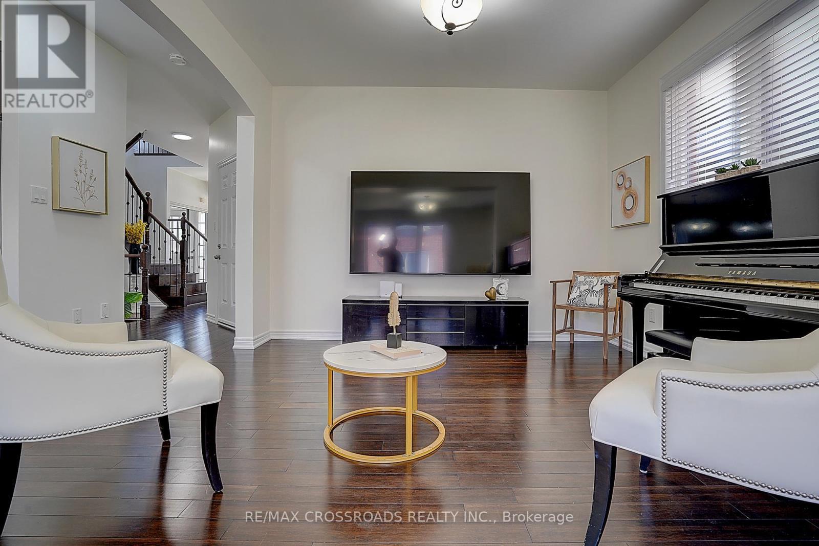 106 Milos Road, Richmond Hill, ON - Indoor Photo Showing Living Room