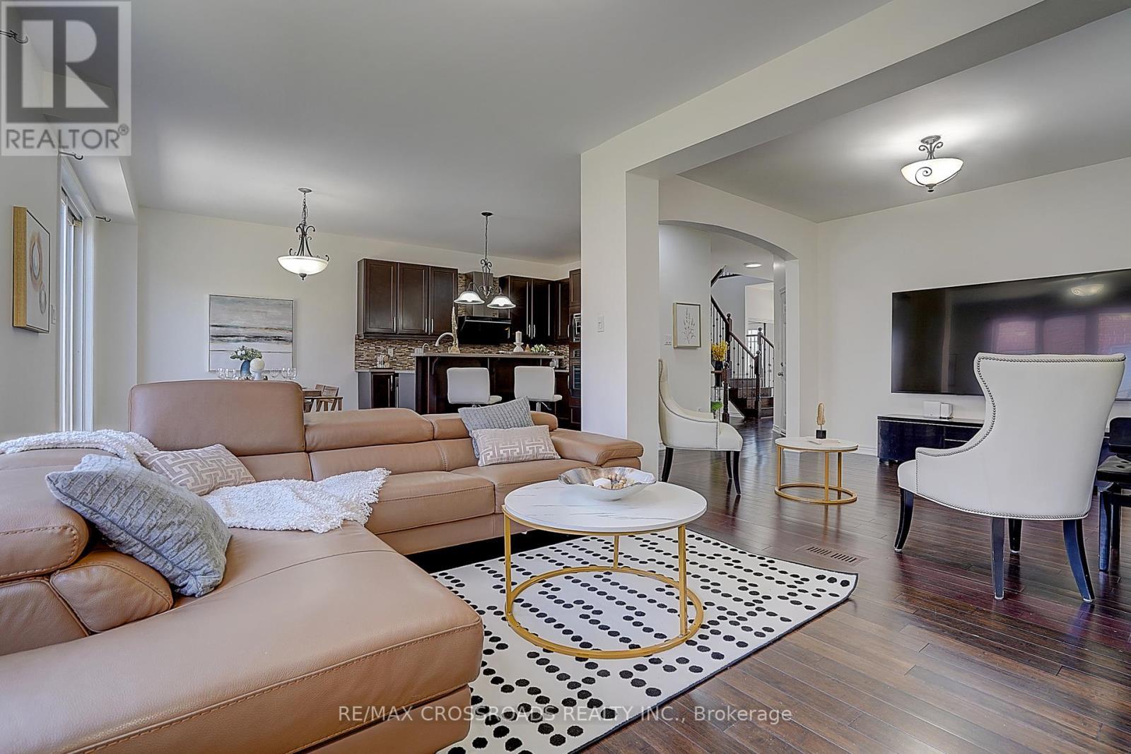 106 Milos Road, Richmond Hill, ON - Indoor Photo Showing Living Room