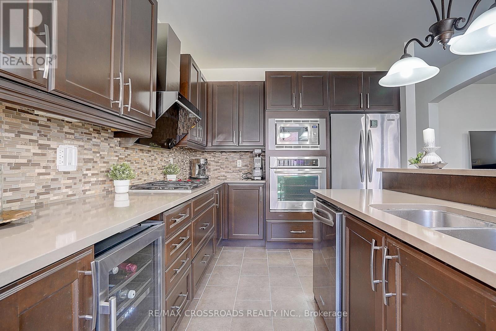 106 Milos Road, Richmond Hill, ON - Indoor Photo Showing Kitchen With Double Sink