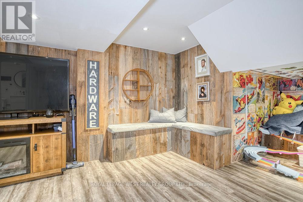 12 Leavenworth Crescent, Toronto, ON - Indoor With Fireplace