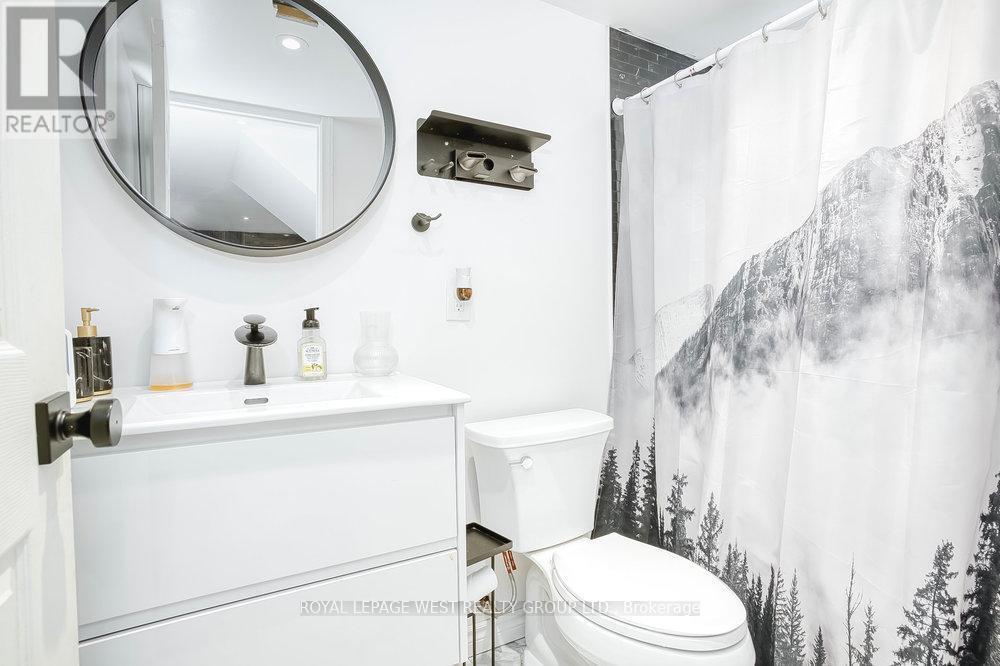 12 Leavenworth Crescent, Toronto, ON - Indoor Photo Showing Bathroom