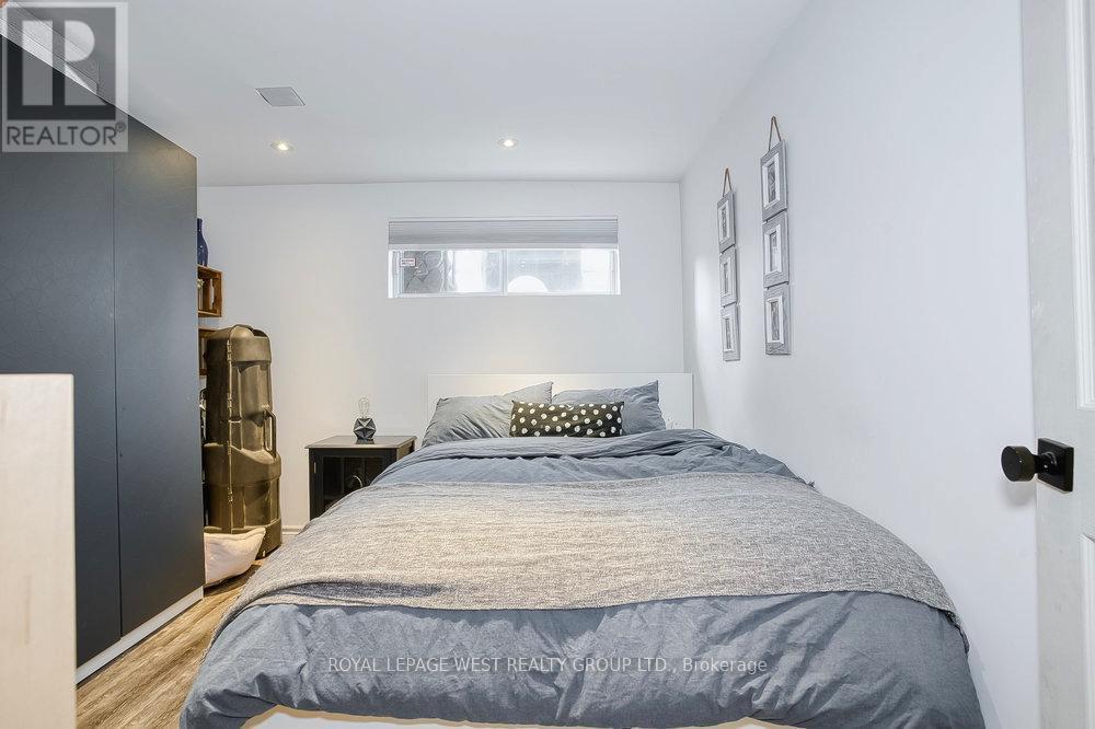 12 Leavenworth Crescent, Toronto, ON - Indoor Photo Showing Bedroom