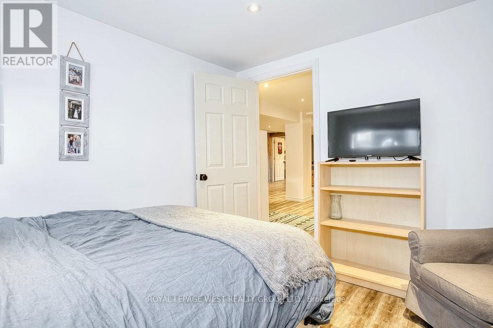 12 Leavenworth Crescent, Toronto, ON - Indoor Photo Showing Bedroom