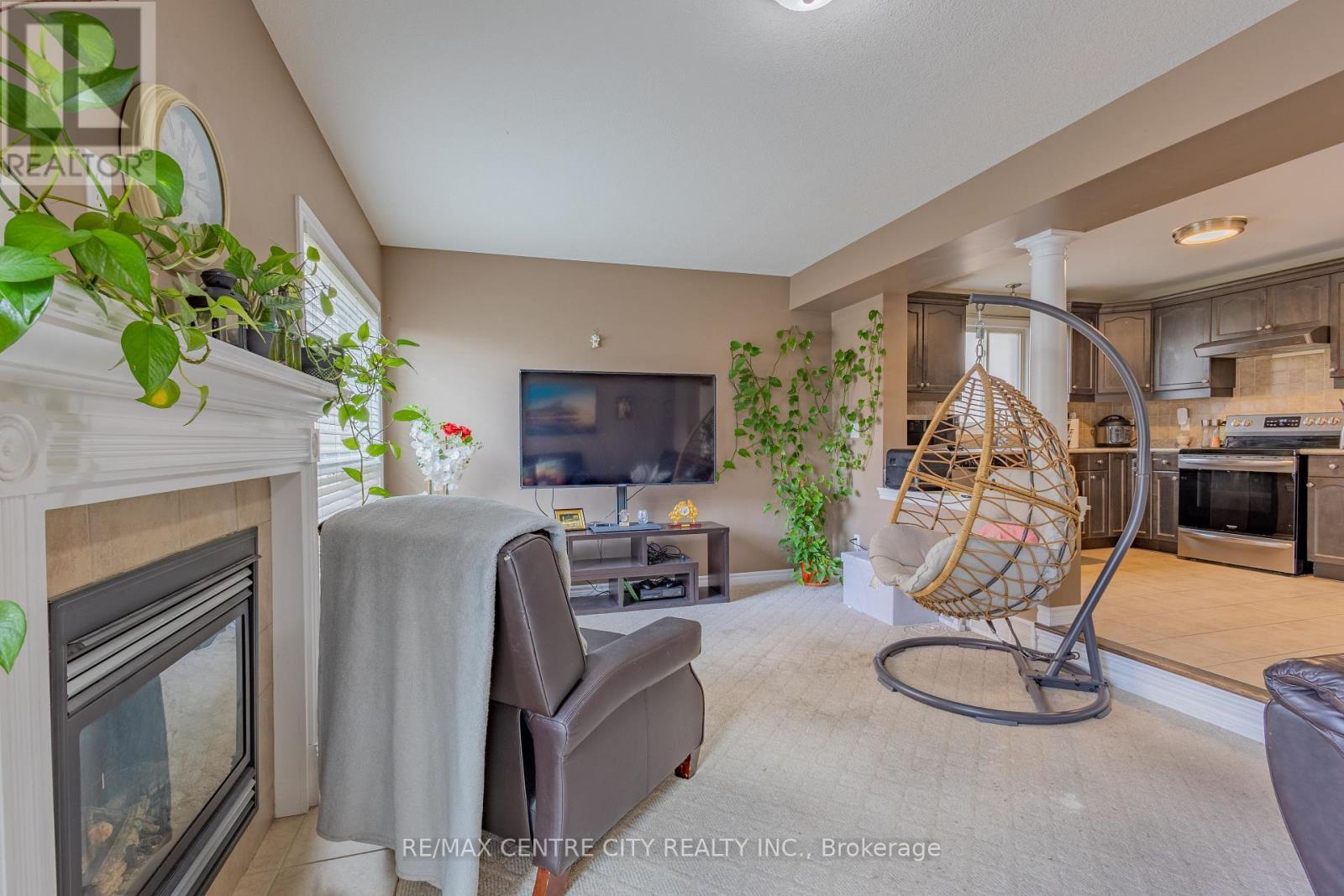 850 Queensborough Crescent, London North (North I), ON - Indoor With Fireplace