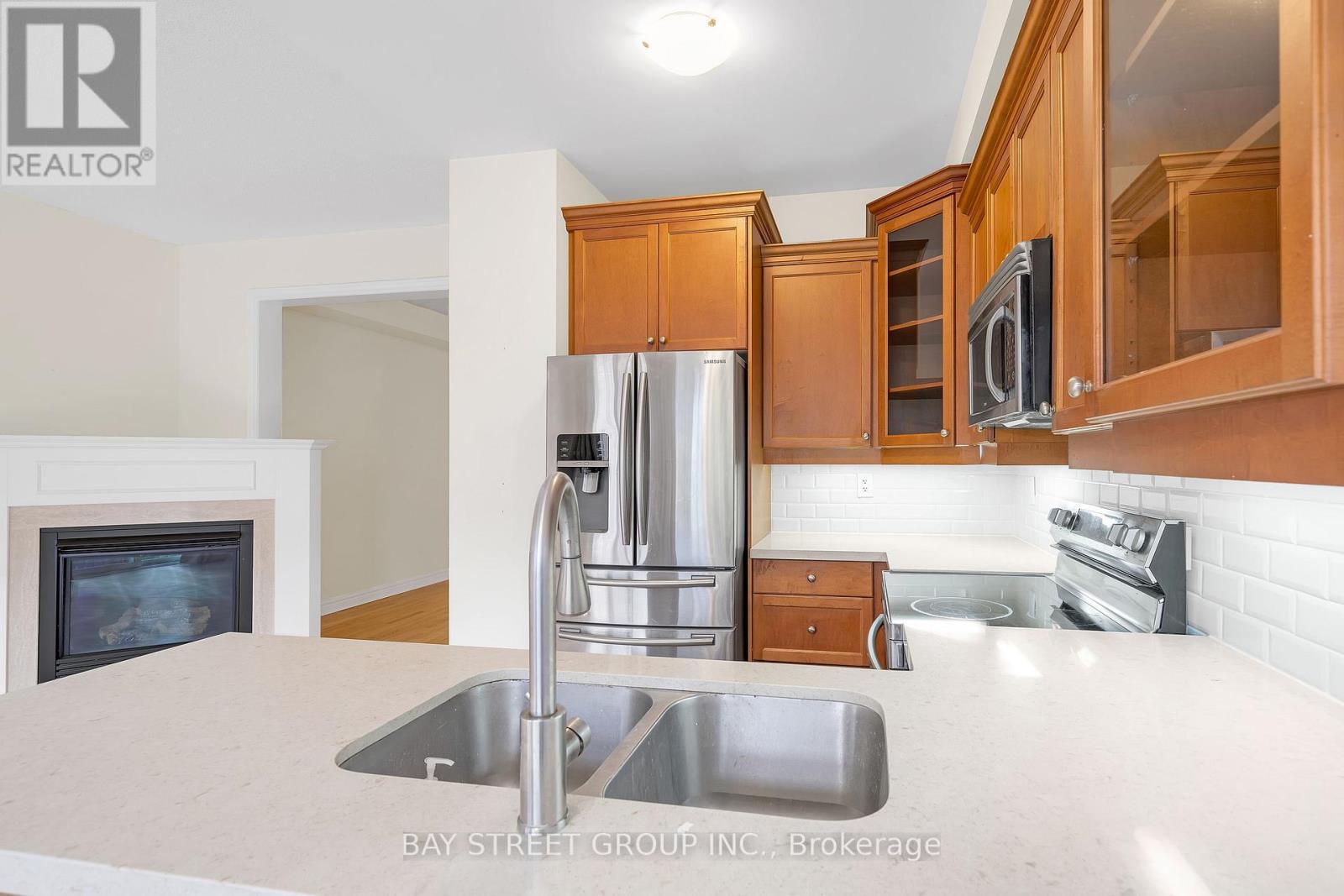 8 Carrier Crescent, Vaughan, ON - Indoor Photo Showing Kitchen With Double Sink