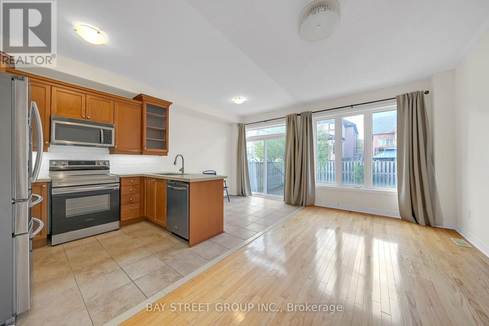 8 Carrier Crescent, Vaughan, ON - Indoor Photo Showing Kitchen