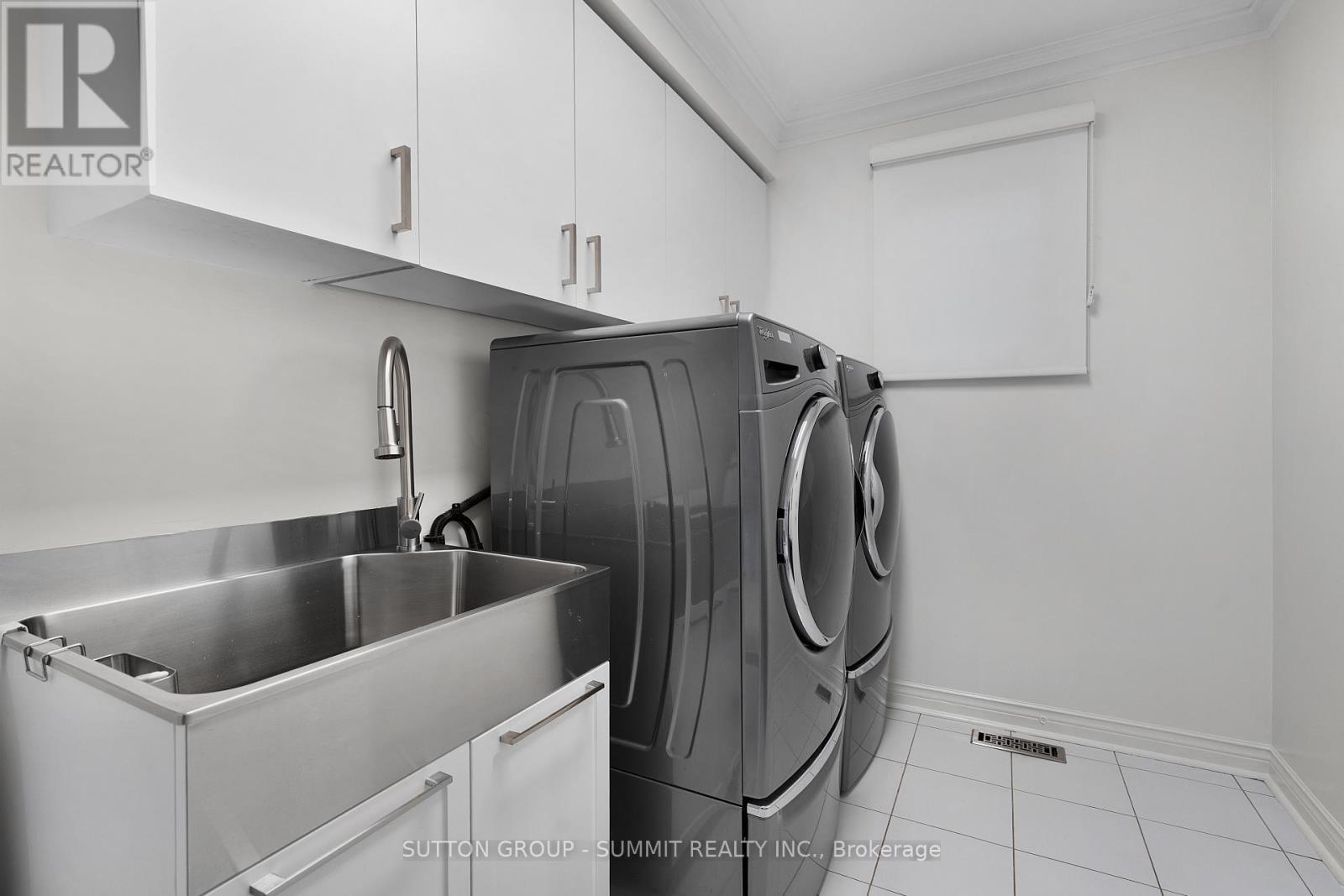 3353 Loyalist Drive, Mississauga, ON - Indoor Photo Showing Laundry Room