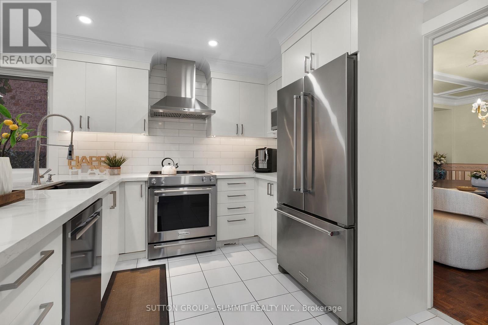 3353 Loyalist Drive, Mississauga, ON - Indoor Photo Showing Kitchen With Upgraded Kitchen