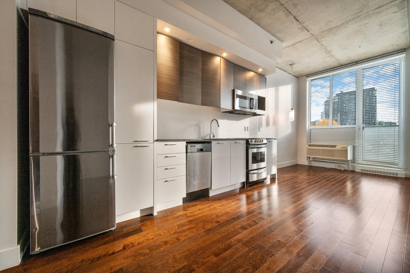 Cuisine - 206-888 Rue Wellington, Montréal (Ville-Marie), QC - Indoor Photo Showing Kitchen With Upgraded Kitchen