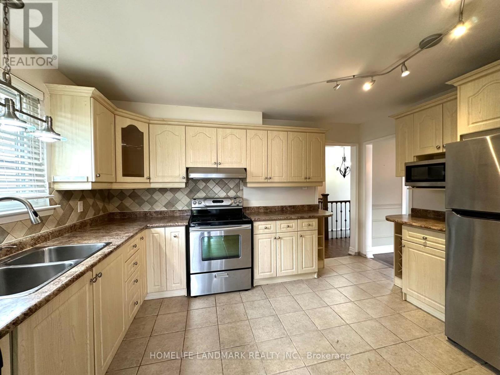 684 Cape Avenue, Burlington, ON - Indoor Photo Showing Kitchen With Double Sink