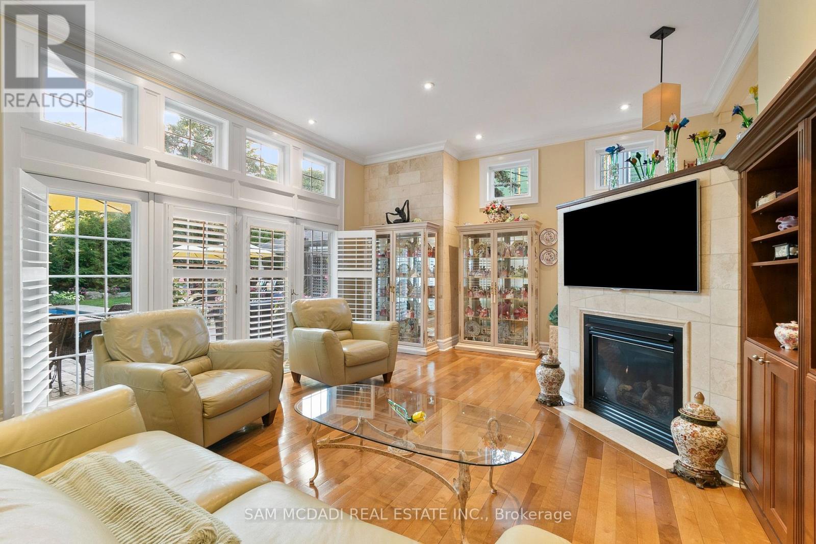 1522 Glenhill Crescent, Mississauga, ON - Indoor Photo Showing Living Room With Fireplace