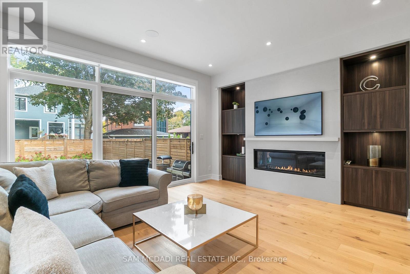 39 Oakwood Avenue N, Mississauga, ON - Indoor Photo Showing Living Room With Fireplace