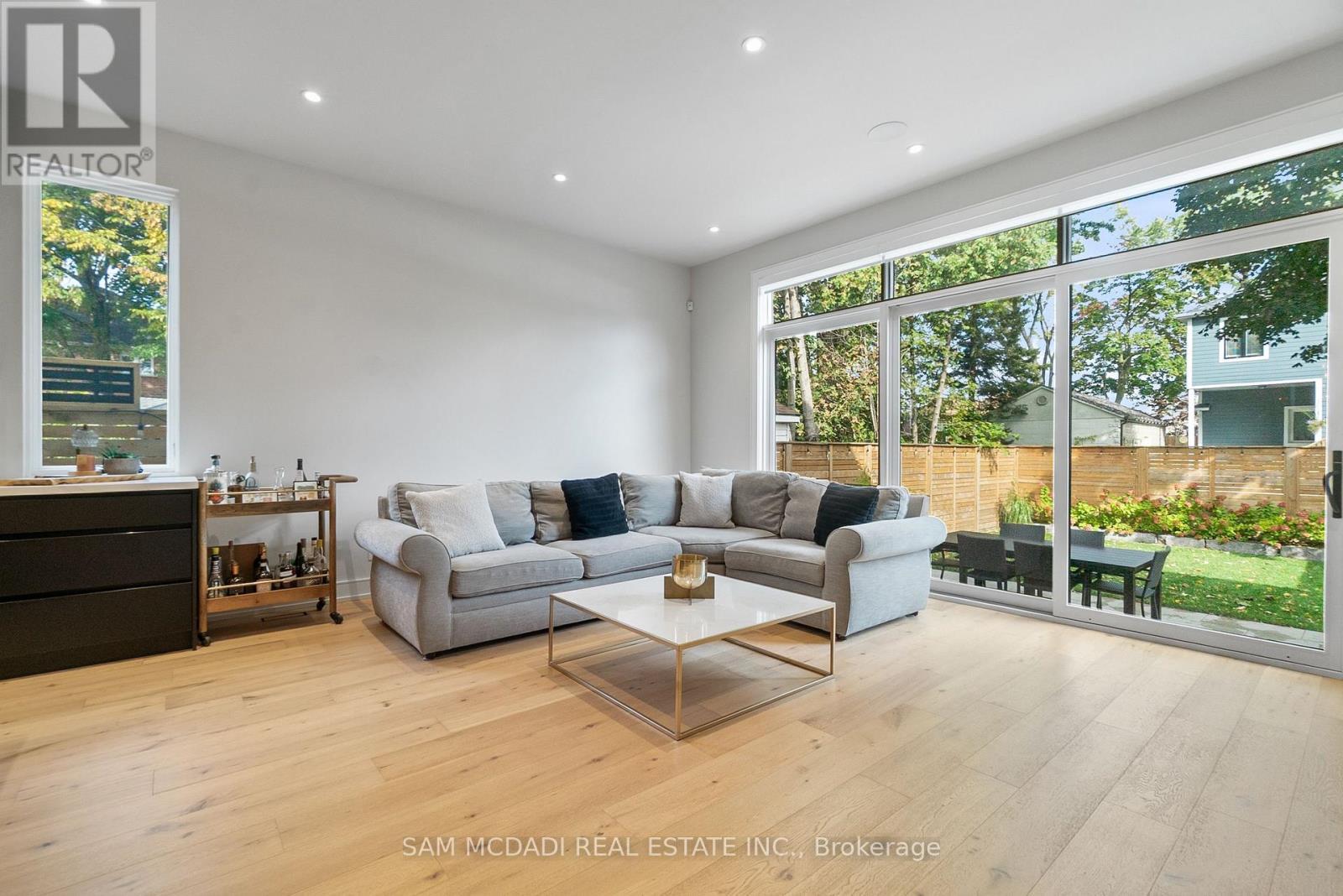 39 Oakwood Avenue N, Mississauga, ON - Indoor Photo Showing Living Room