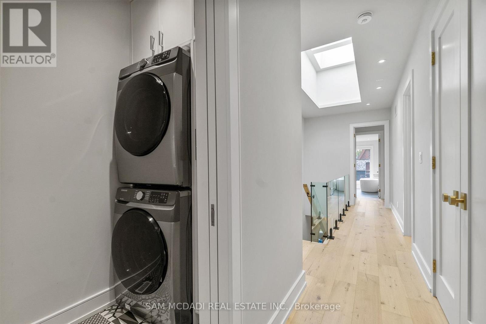 39 Oakwood Avenue N, Mississauga, ON - Indoor Photo Showing Laundry Room