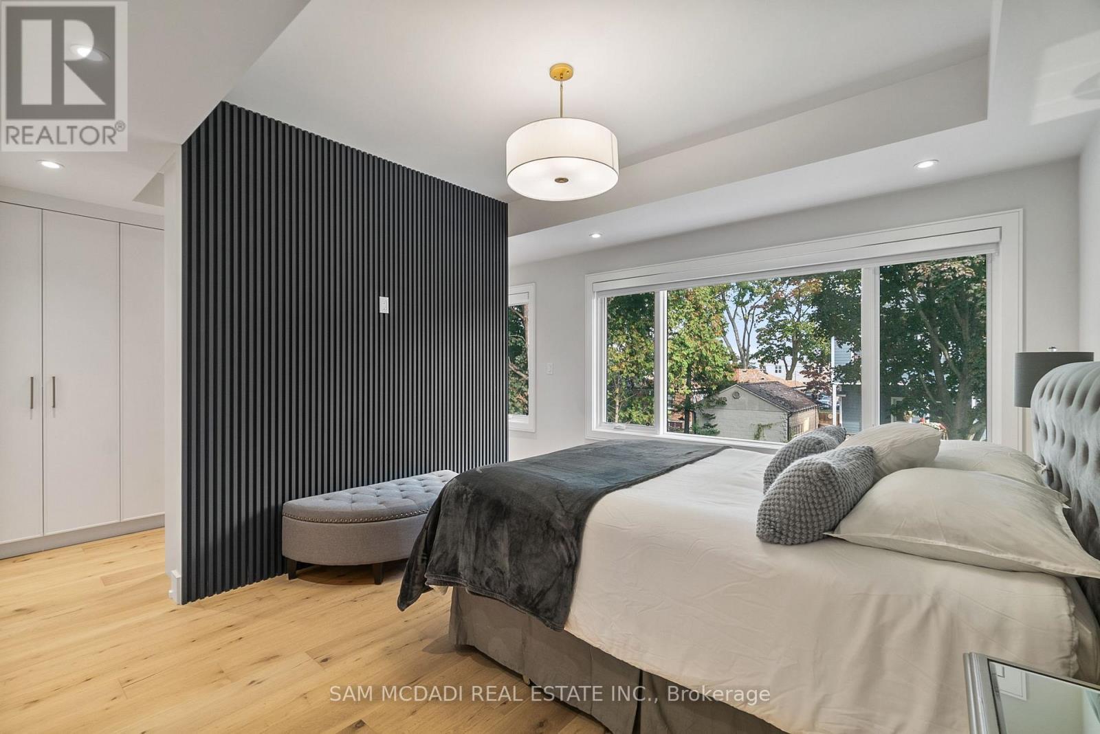 39 Oakwood Avenue N, Mississauga, ON - Indoor Photo Showing Bedroom