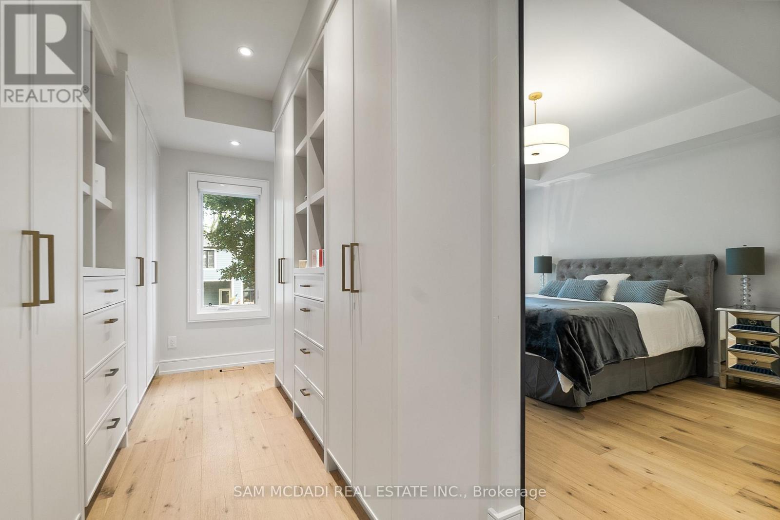39 Oakwood Avenue N, Mississauga, ON - Indoor Photo Showing Bedroom