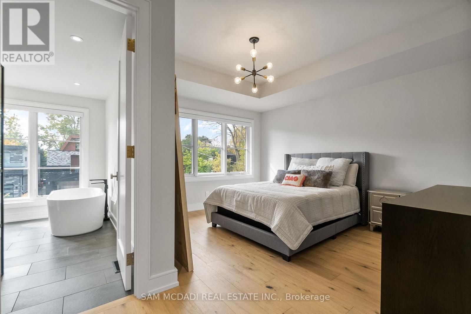 39 Oakwood Avenue N, Mississauga, ON - Indoor Photo Showing Bedroom