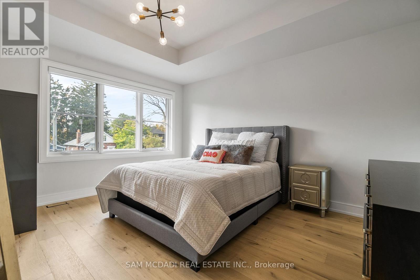 39 Oakwood Avenue N, Mississauga, ON - Indoor Photo Showing Bedroom