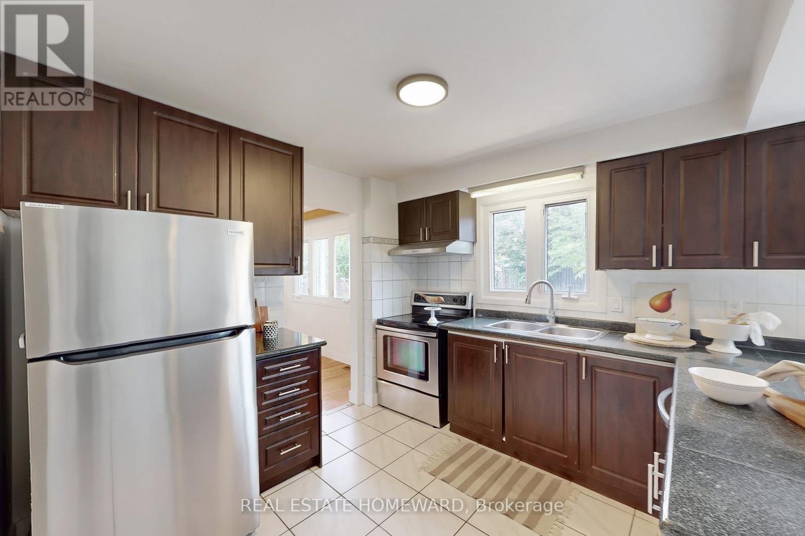 255 Kristin Grove, Mississauga, ON - Indoor Photo Showing Kitchen With Stainless Steel Kitchen With Double Sink