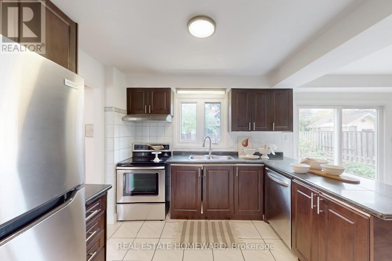 255 Kristin Grove, Mississauga, ON - Indoor Photo Showing Kitchen With Stainless Steel Kitchen