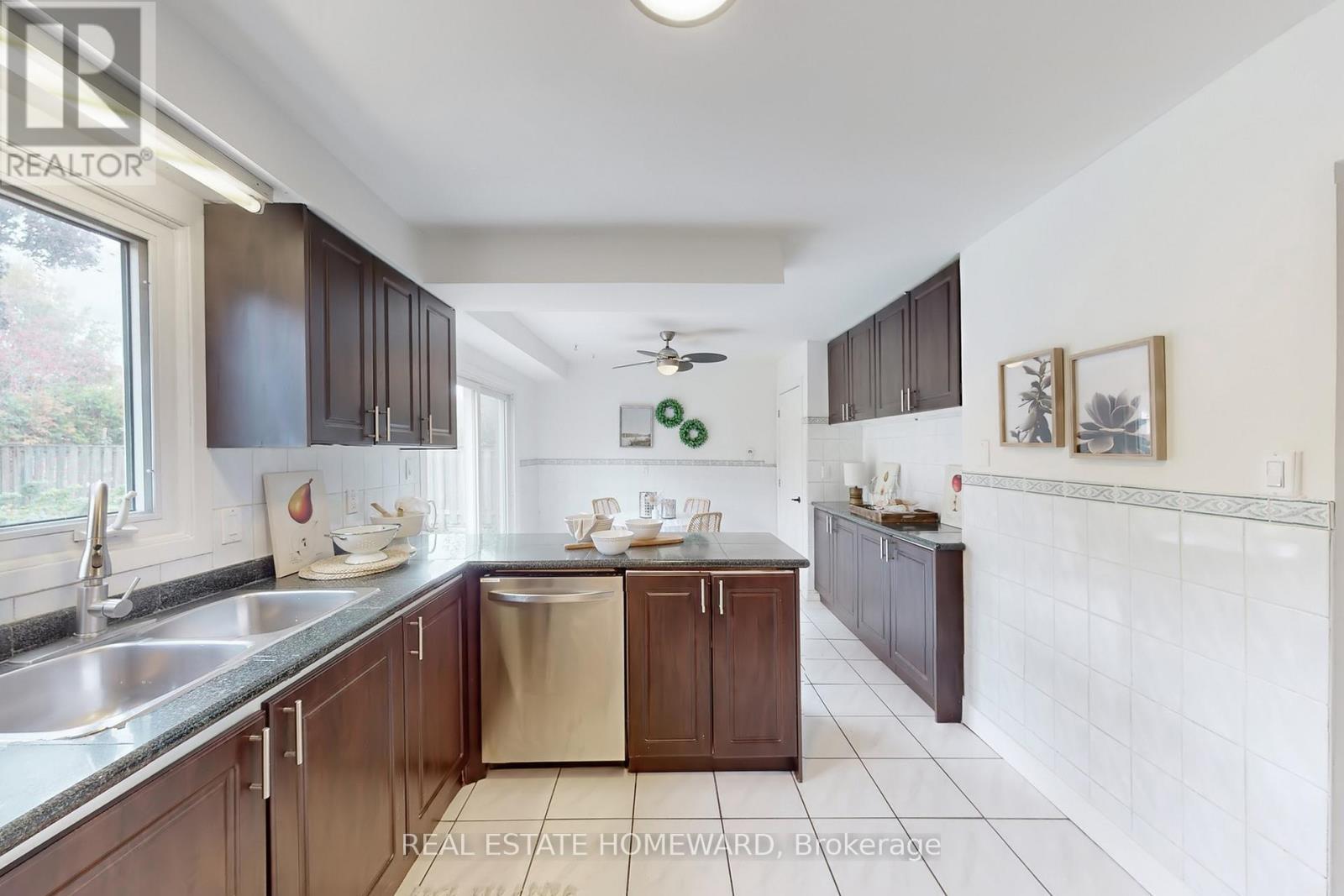 255 Kristin Grove, Mississauga, ON - Indoor Photo Showing Kitchen With Double Sink