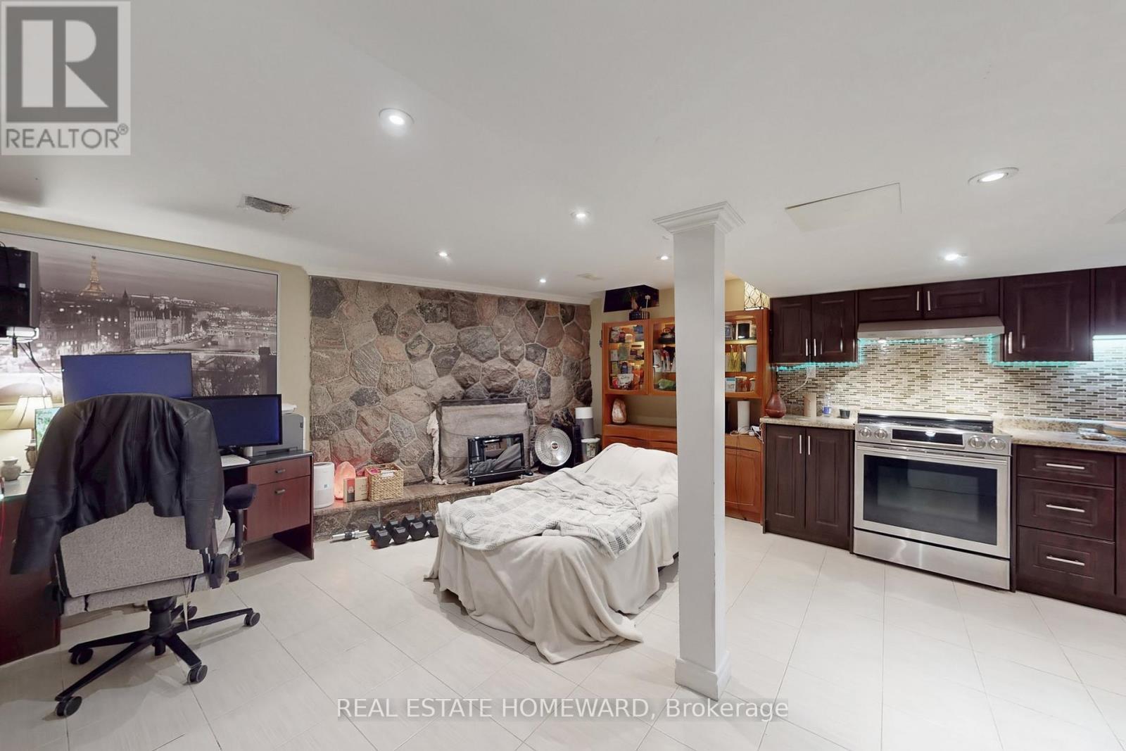 255 Kristin Grove, Mississauga, ON - Indoor Photo Showing Kitchen