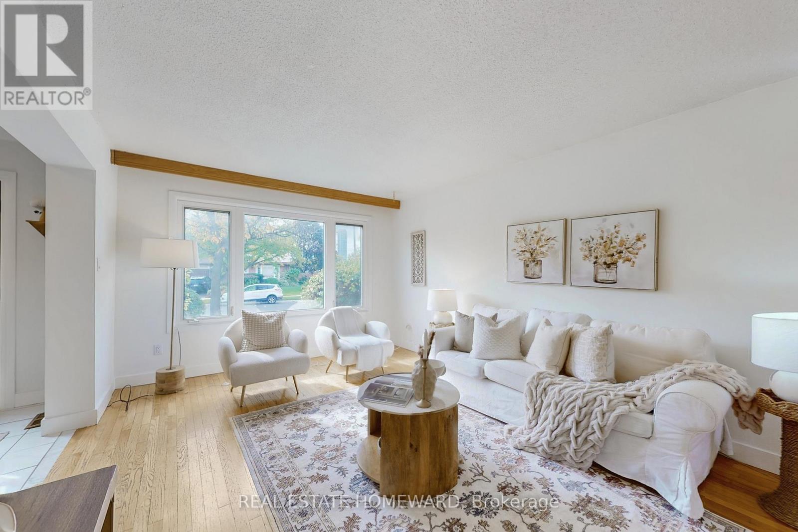 255 Kristin Grove, Mississauga, ON - Indoor Photo Showing Living Room