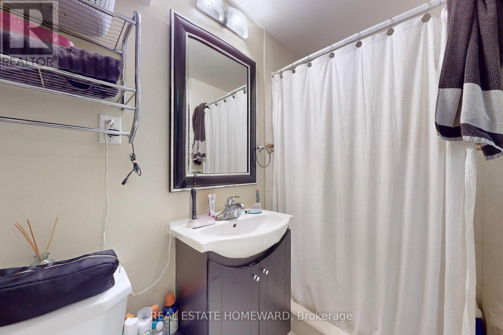 255 Kristin Grove, Mississauga, ON - Indoor Photo Showing Bathroom