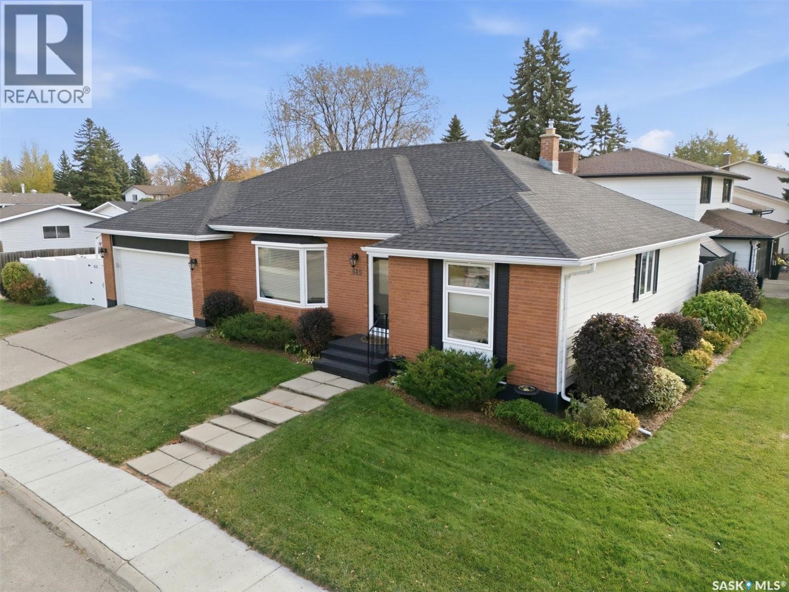 619 Trent Crescent, Saskatoon, SK - Outdoor With Facade