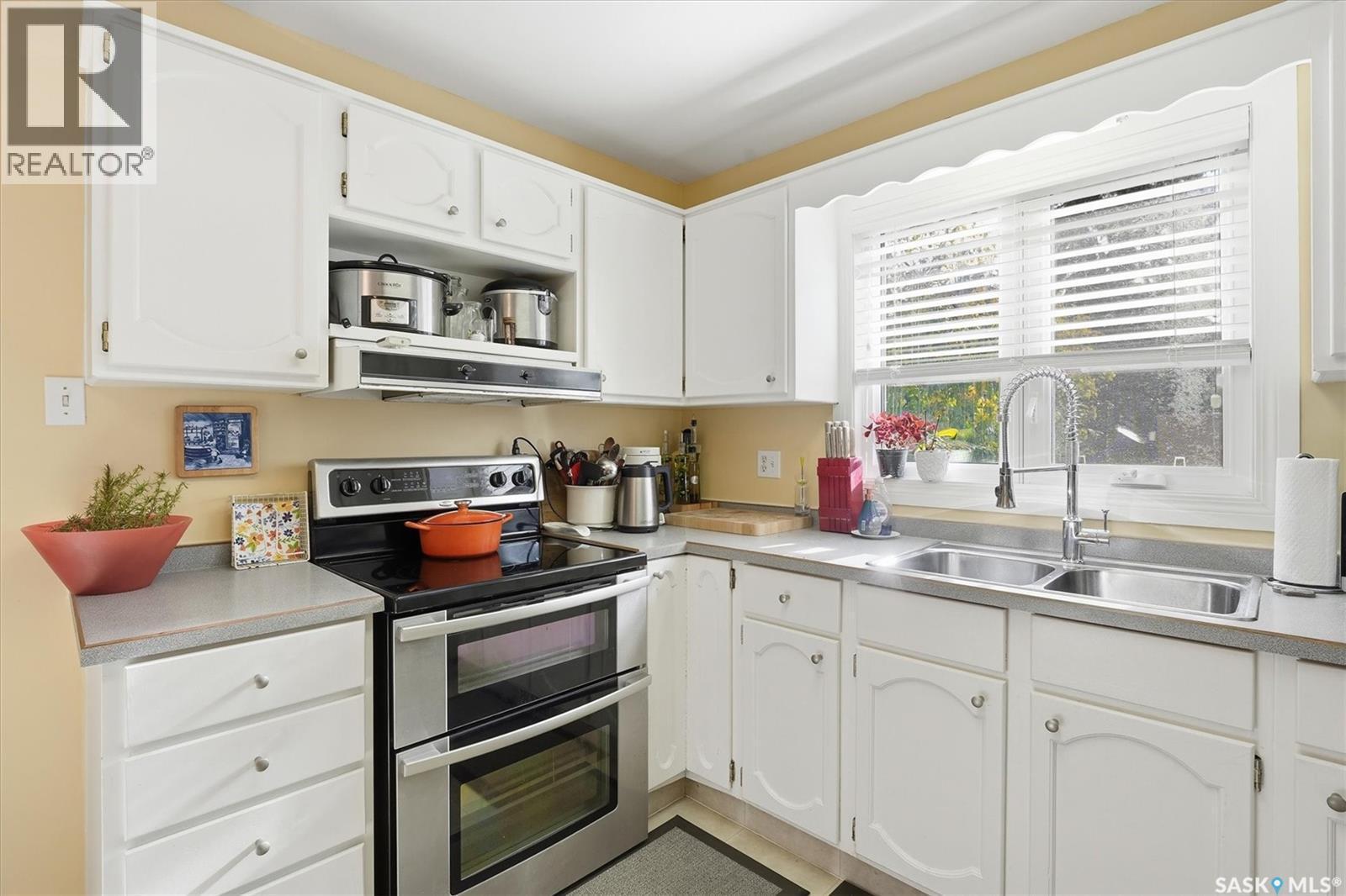 619 Trent Crescent, Saskatoon, SK - Indoor Photo Showing Kitchen With Double Sink