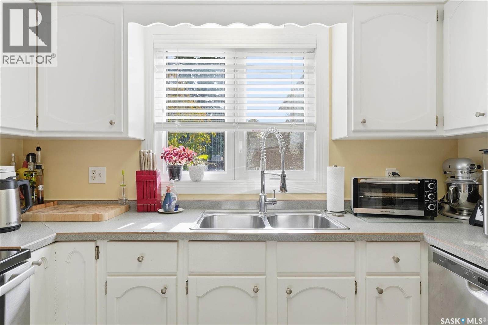 619 Trent Crescent, Saskatoon, SK - Indoor Photo Showing Kitchen With Double Sink