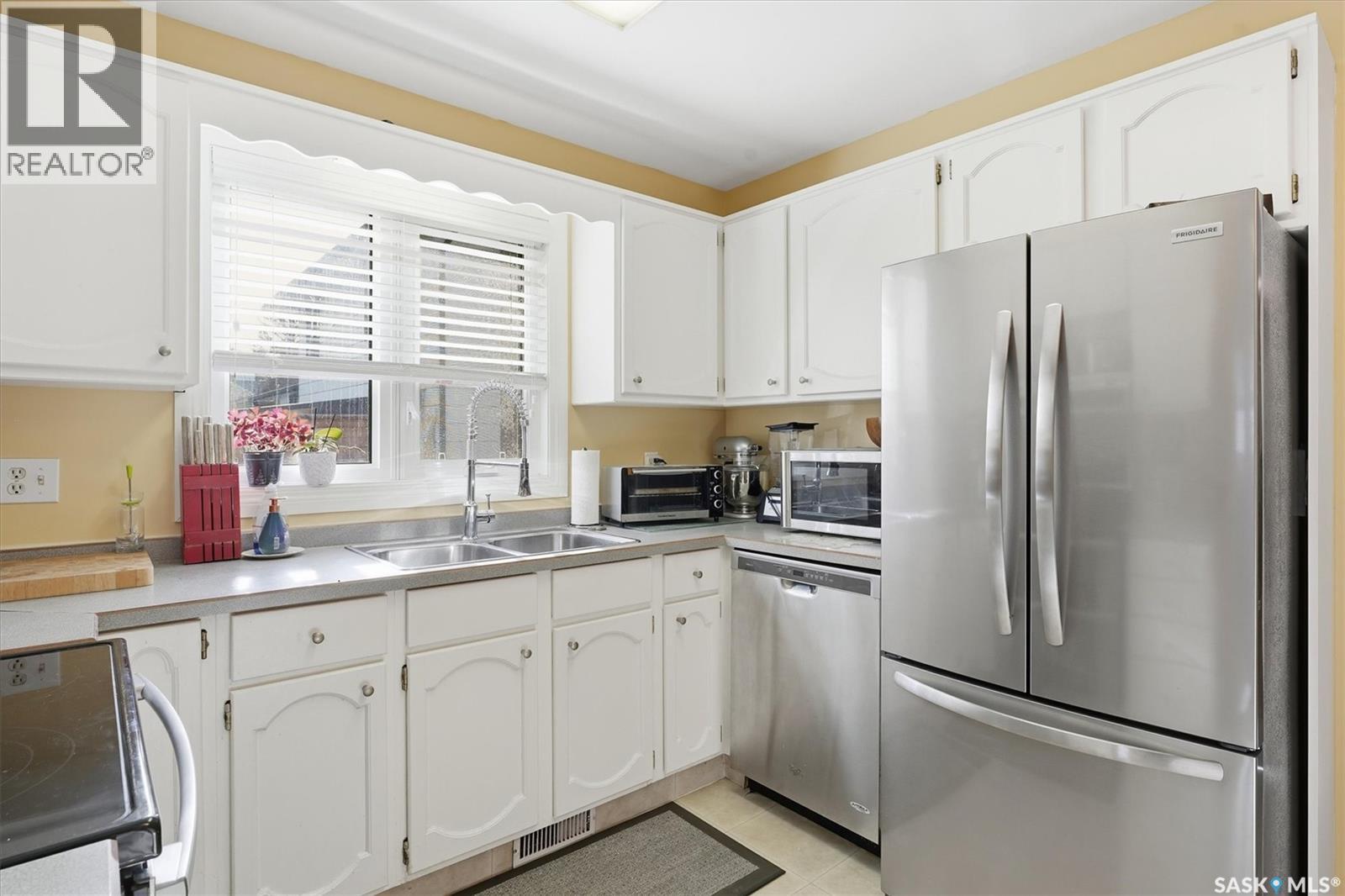 619 Trent Crescent, Saskatoon, SK - Indoor Photo Showing Kitchen With Double Sink